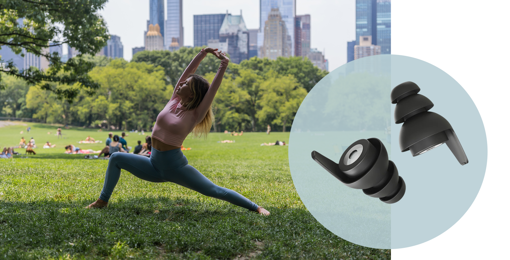 Frau macht Yoga im Park mit Skyline im Hintergrund, daneben eingeblendete schwarze Gehörschutzstöpsel für Konzentration in lauter Umgebung.

