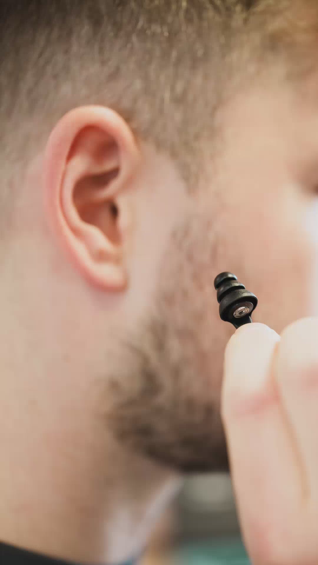 Nahaufnahme der Anwendung von Earwear Gehörschutz – zeigt das einfache Einsetzen ins Ohr und den bequemen Sitz für optimalen Lärmschutz.“