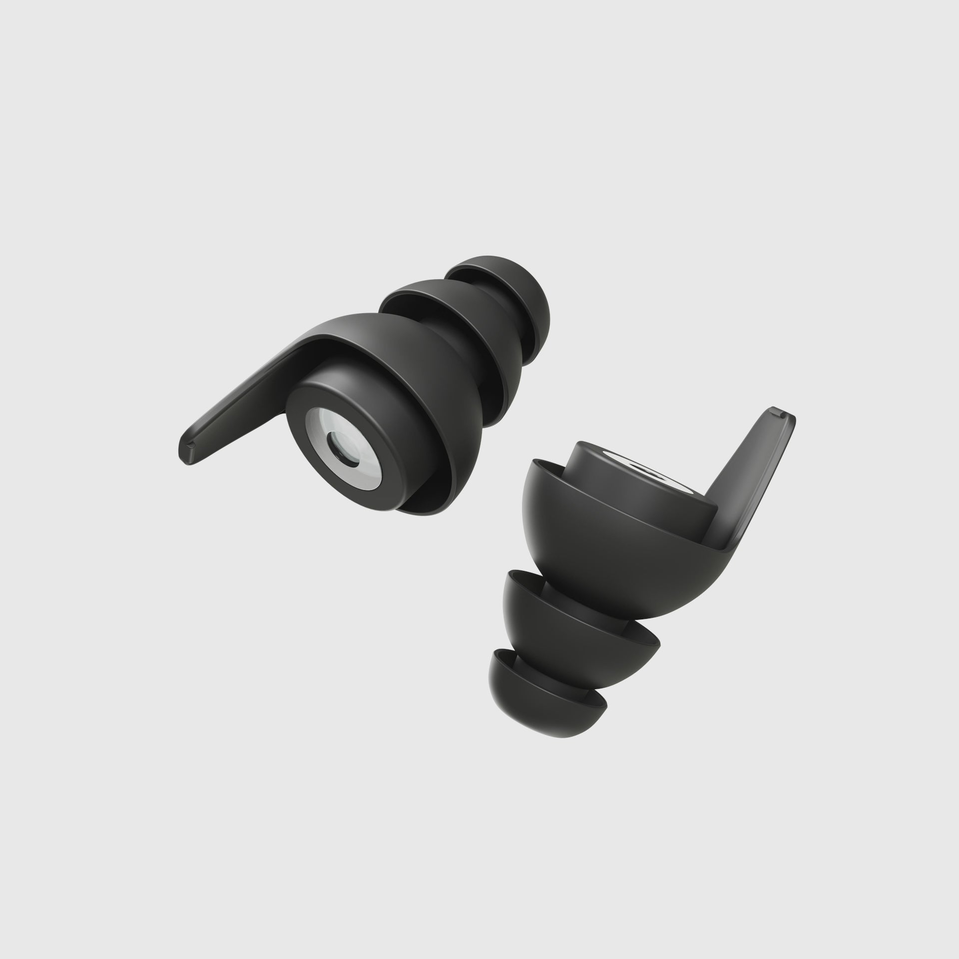 3D-Animation von schwarzen Silikon-Ohrstöpseln mit integriertem Filter, detaillierte Ansicht von verschiedenen Seiten. Das Design zeigt die ergonomische Passform für angenehmen Tragekomfort und effektiven Gehörschutz.
